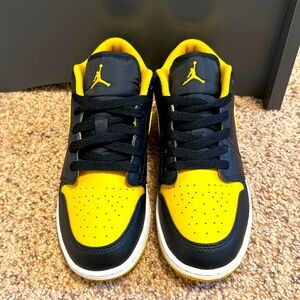 Youth Air Jordan 1 low black and gold